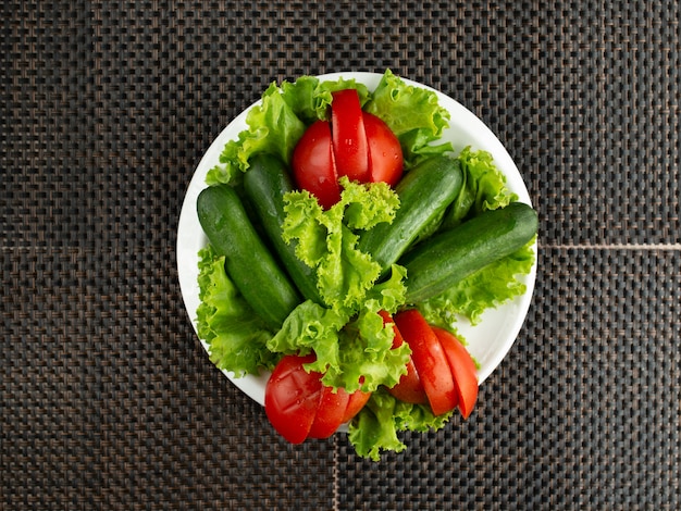 Foto gratuita vista dall'alto di insalata di verdure con fette di cetriolo e pomodoro