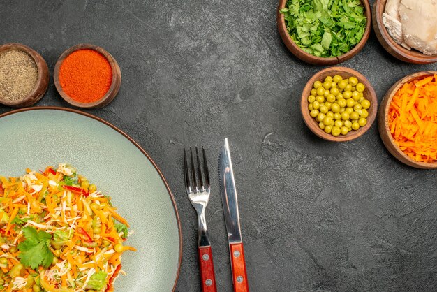 灰色の机の上の成分とトップビュー野菜サラダ健康ダイエット食品サラダ
