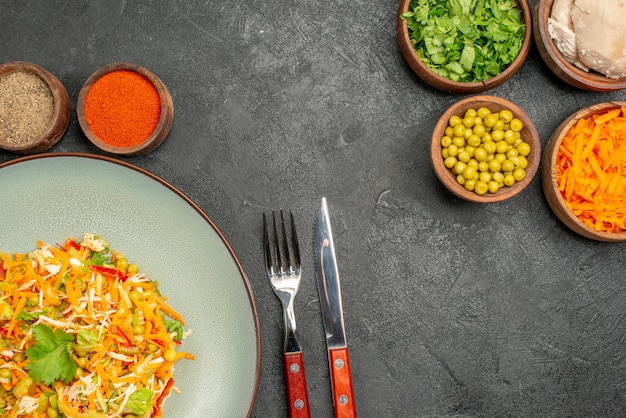 灰色の机の上の成分とトップビュー野菜サラダ健康ダイエット食品サラダ