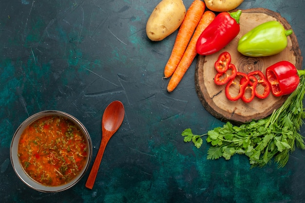 濃い緑色の背景に新鮮な野菜を使った上面図野菜スープ成分スープ食事食品野菜