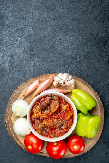 Top view vegetable soup with fresh vegetables on the grey