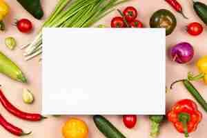 Бесплатное фото Вид сверху на овощи и чистую бумагу