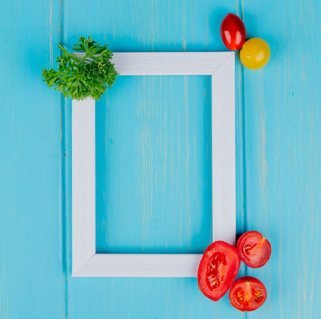 복사 공간 파란색에 흰색 프레임 고수와 토마토로 야채의 상위 뷰