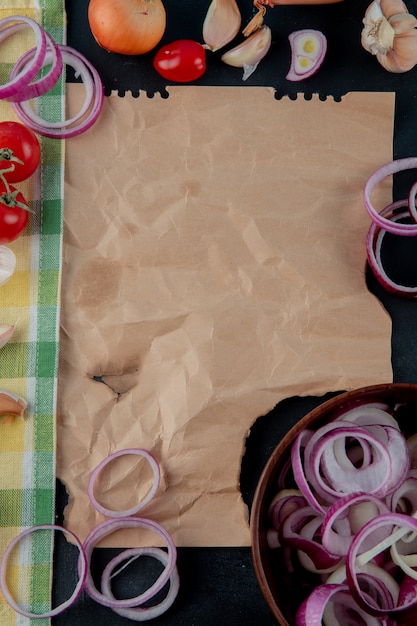 복사 공간 검은 배경에 양파 토마토 마늘과 야채의 상위 뷰