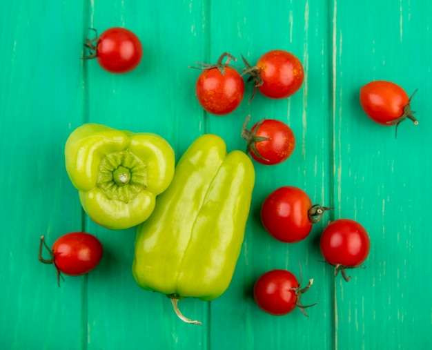 Вид сверху овощей как помидор и перец на зеленой поверхности