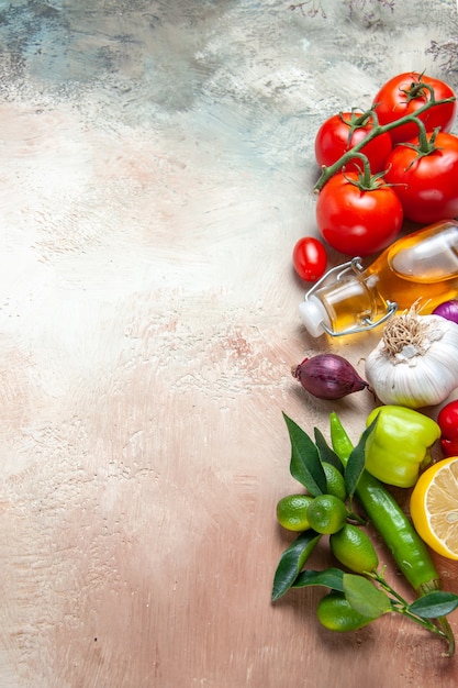 Вид сверху на овощи, цитрусовые, чеснок, болгарский перец, масло лимона, лук, помидоры