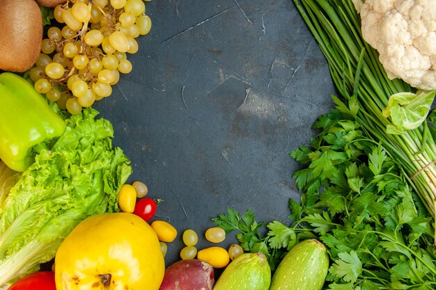 상위 뷰 야채와 과일 cumcuat 양상추 호박 피망 모과 키위 포도 파슬리 파 콜리 플라워 여유 공간