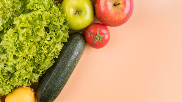 トップビューの野菜と果物のコピースペース