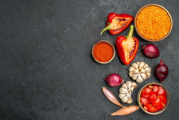 Free photo top view of vegetables lentil spices tomatoes garlic onion peppers