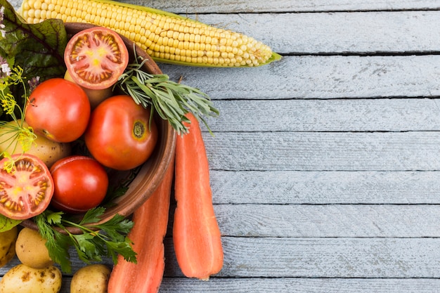 Free photo top view vegetables with copy space