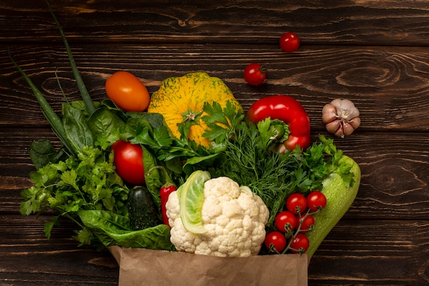 Free photo top view vegetables on wooden background