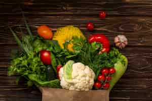 Free photo top view vegetables on wooden background