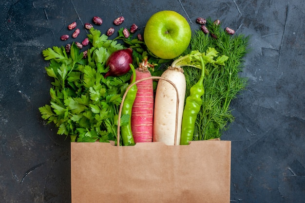 Free photo top view vegetablesand greens radish hot pepper red onion apple on dark background