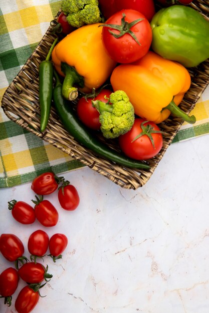 Вид сверху vegetablei на белой поверхности