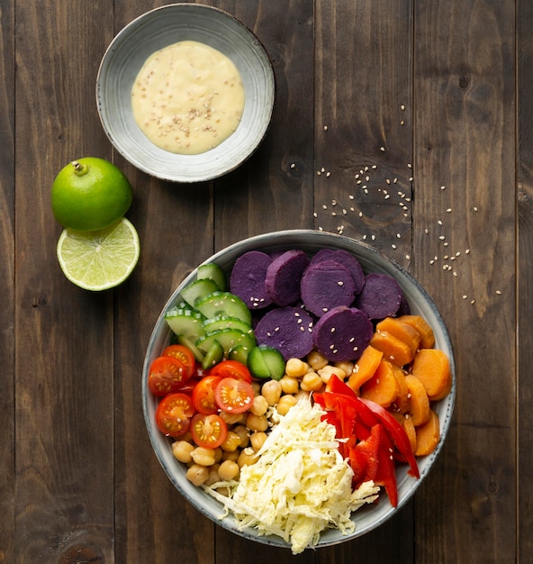 Foto gratuita vista dall'alto ciotola di cibo vegetariano