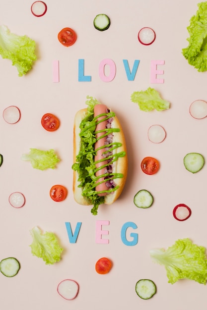 Foto gratuita hot dog vegetariano vista dall'alto