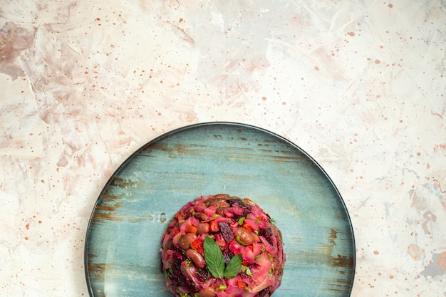 Foto gratuita insalata di vinaigrette vista dall'alto su piatto ovale su spazio libero tavolo grigio chiaro