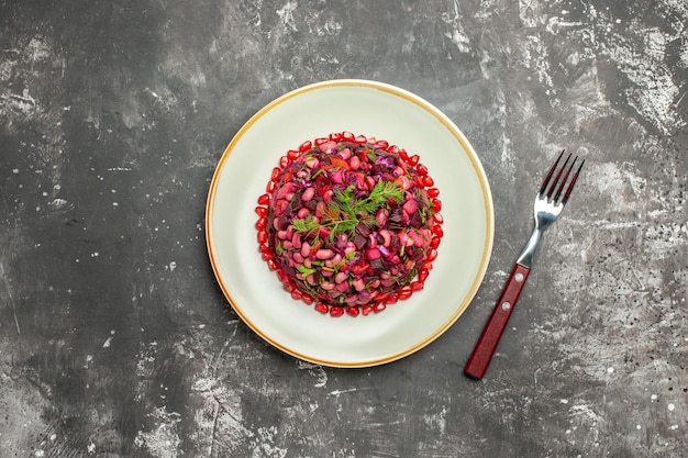 Vista dall'alto insalata di vinaigrette con fagioli e barbabietola sulla superficie scura