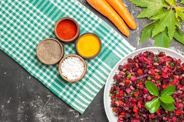 Foto gratuita vista dall'alto vinaigrette insalata con barbabietole e fagioli sulla superficie scura