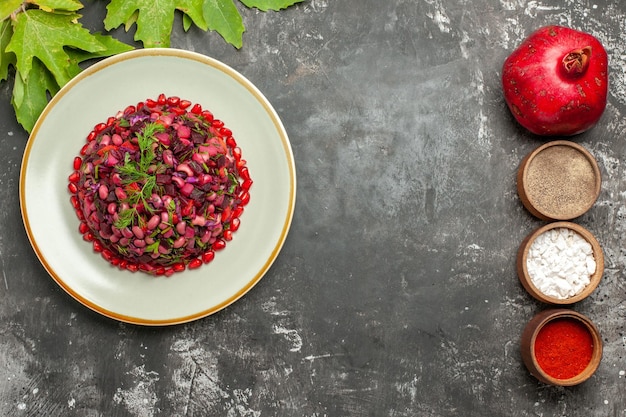 Vista dall'alto insalata di vinaigrette con condimenti sulla superficie scura