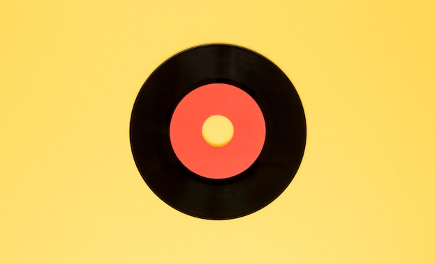 Вид сверху виниловый диск на желтом фоне