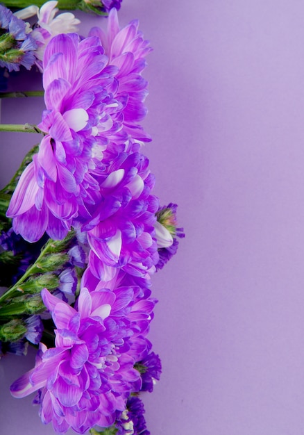 ライラック色の背景に分離されたバイオレット色の菊の花の花束のトップビュー