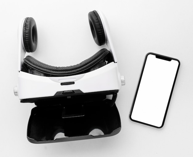Гарнитура виртуальной реальности и мобильный телефон с видом сверху