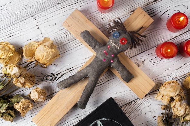 Кукла вуду, вид сверху и крест