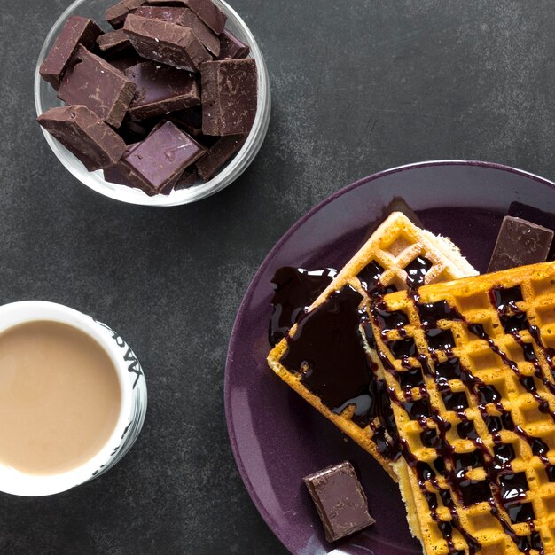 チョコレートとコーヒーのワッフルのトップビュー