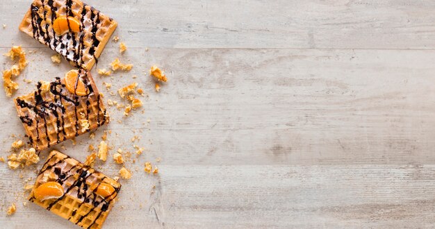 シトラスとチョコレートソースのワッフルのトップビュー