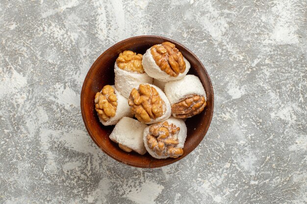 Вид сверху грецкий орех конфитюр сладкие конфеты на белом фоне