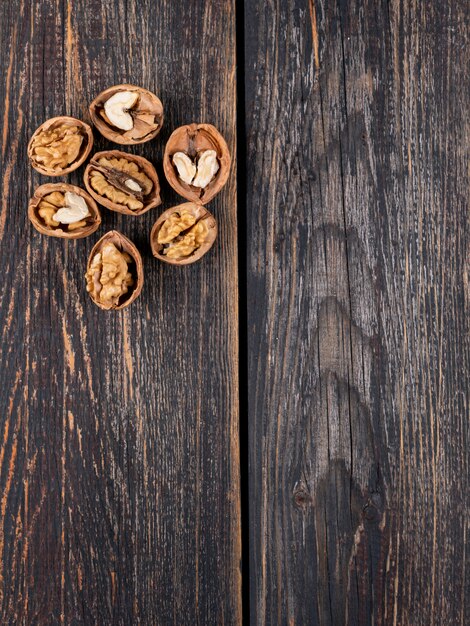 Вид сверху грецкие орехи с копией пространства на деревянной вертикали