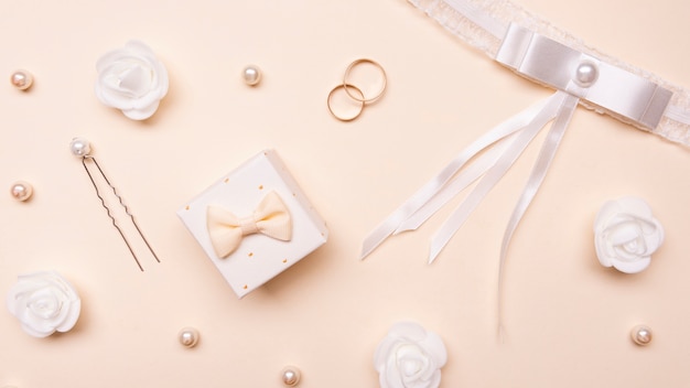 Foto gratuita vista dall'alto accessori da sposa sul tavolo