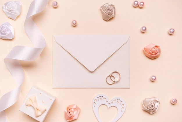 Вид сверху свадебный конверт с обручальными кольцами