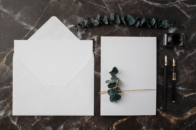 結婚式の紙と乾燥した植物の封筒の上面図