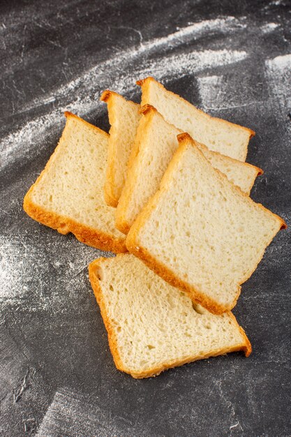 상위 뷰 흰 빵 덩어리 슬라이스 및 회색 배경에 고립 된 맛있는 빵 롤빵 반죽 음식