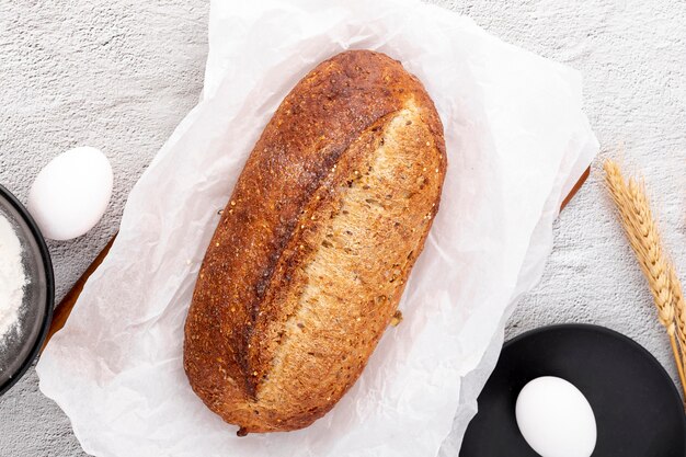 ナプキンに卵とトップビュー白パン