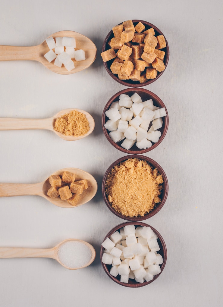 मुफ़्त फोटो top view white and brown sugar in bowls with spoons