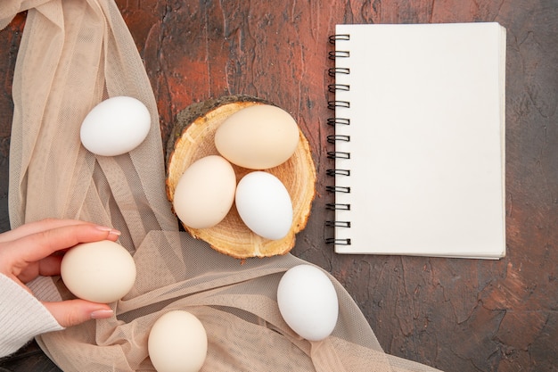 Вид сверху белые куриные яйца на темном столе еда животное сырое фото ферма еда цвет завтрака
