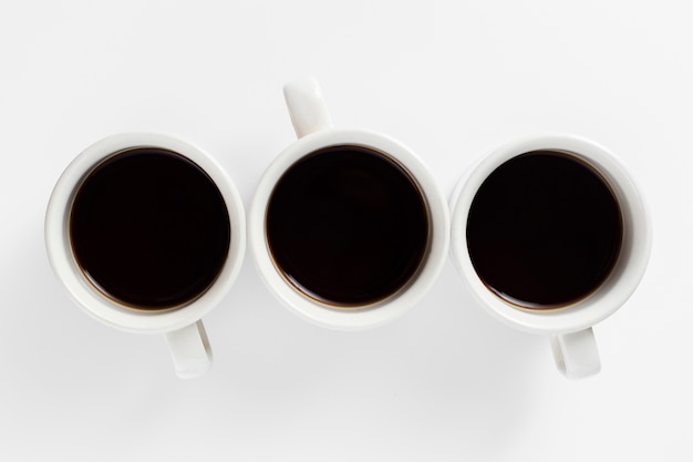 Foto gratuita vista dall'alto design bianco di tazze con caffè