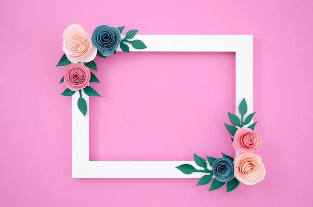 Вид сверху белая цветочная рамка на розовом фоне