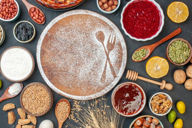 ダークケーキの甘いお茶のデザートビスケットペストリーパイに卵とナッツとフォークとスプーンの形の白い小麦粉の上面図