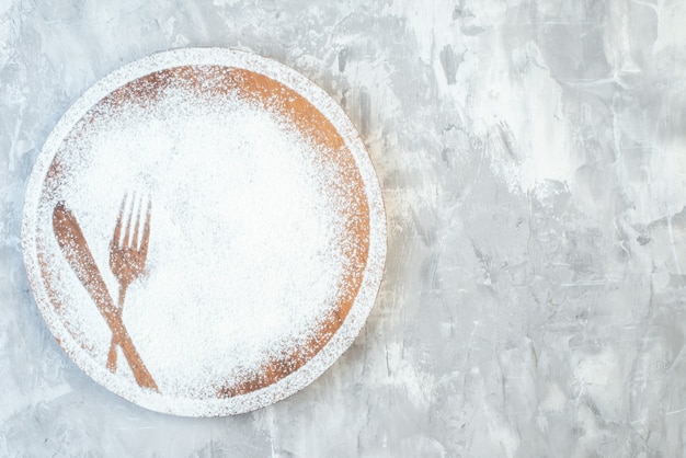 무료 사진 흰색 테이블에 포크와 숟가락 모양의 상위 뷰 흰색 밀가루