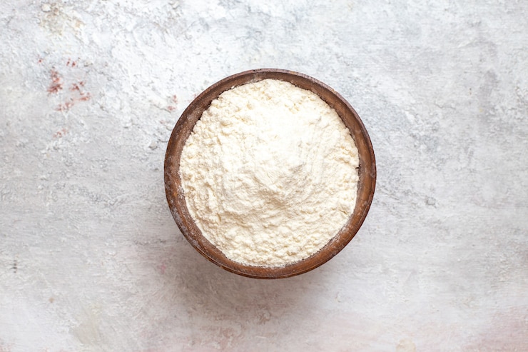 मुफ़्त फोटो top view white flour inside plate on white background flour dust dough bake raw