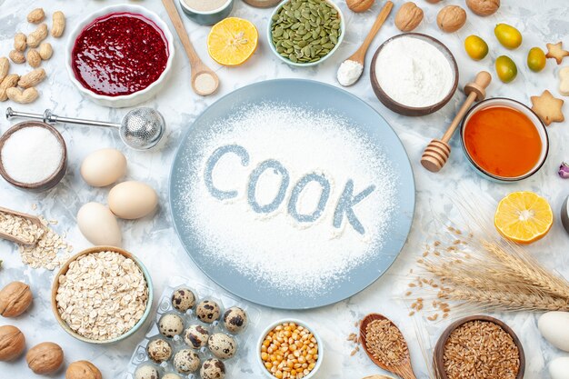 上面図白い小麦粉とナッツの種と卵を軽いナッツ生地で焼く食品着色料ケーキビスケットパイクック写真
