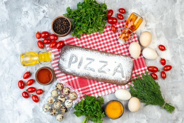 Foto gratuita vista dall'alto farina bianca che fa pizza scrivendo con diversi ingredienti su sfondo bianco pasta per torta al latte con farina d'uovo