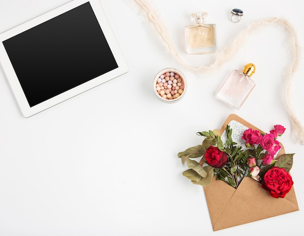 Vista superiore dell'area di lavoro femminile dell'ufficio bianco con il computer portatile