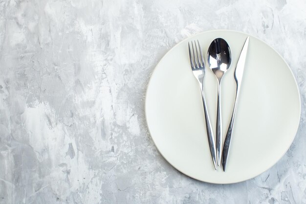 Вид сверху белая тарелка со столовыми приборами на белом цвете поверхности кухня еда еда кухня горизонтальное стекло