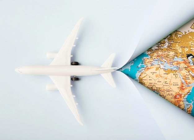 Вид сверху белый игрушечный самолет и карта