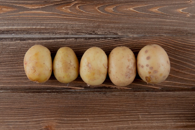 Вид сверху весь картофель на деревянном фоне с копией пространства